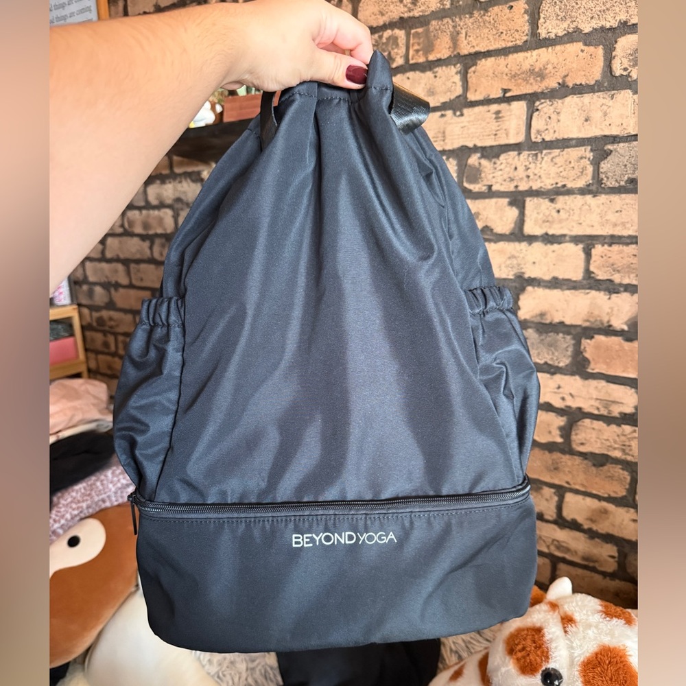Beyond Yoga Convertible Backpack Gym Bag Black Shoe Compartment Pilates Yoga